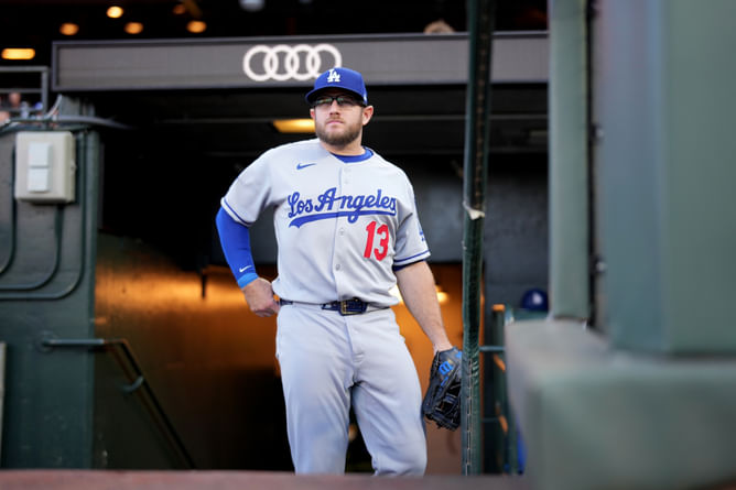 "Played a lot of football growing up" - Max Muncy breaks silence after taking a scary 94 mph heater to the head