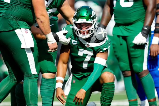 Justin Fields’ fate in New York up in limbo as Aaron Glenn dodges Jets QB1 question