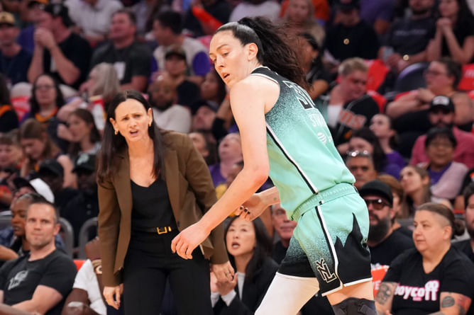 "What the f**k": Breanna Stewart stunned at reporter bluntly questioning HC Sandy Brondello's Liberty future after WNBA playoffs exit
