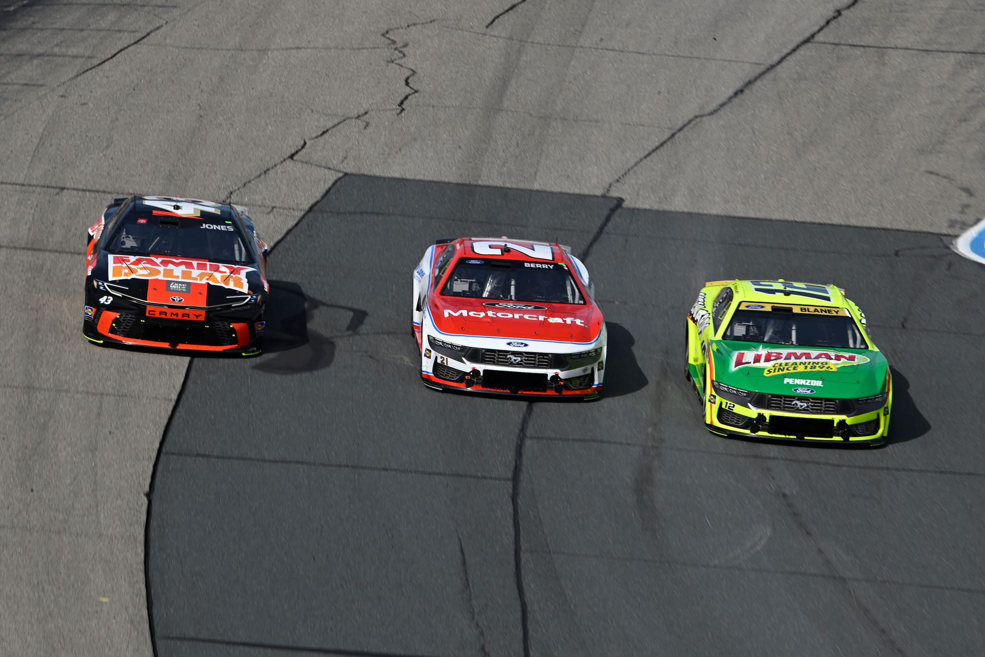 Josh Berry (21), driver Erik Jones (43) and driver Ryan Blaney (12) race three wide during the Mobil 1 301 at New Hampshire Motor Speedway - Source: Imagn