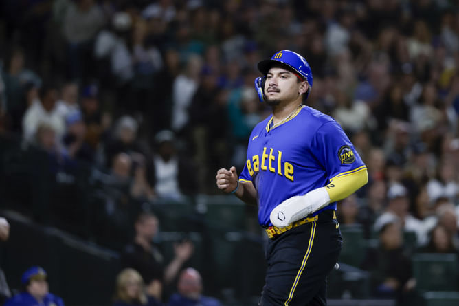 'He looks constipated' - Fans roast Mariners’ Josh Naylor after leaving game with discomfort vs. Dodgers