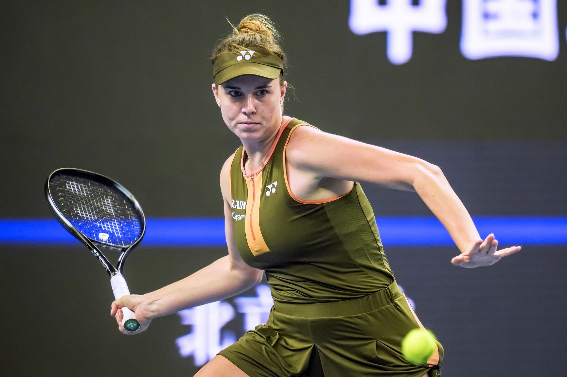 Noskova hits a forehand | Image Source: Getty