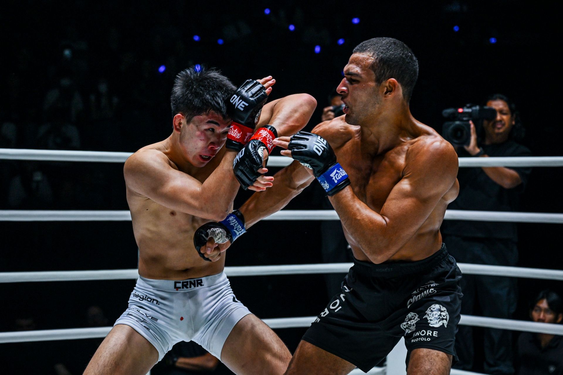 (From left) Adrian Lee and Tye Ruotolo treated the watching world to a nail-biting contest at ONE Fight Night 35. [Image: ONE Championship]