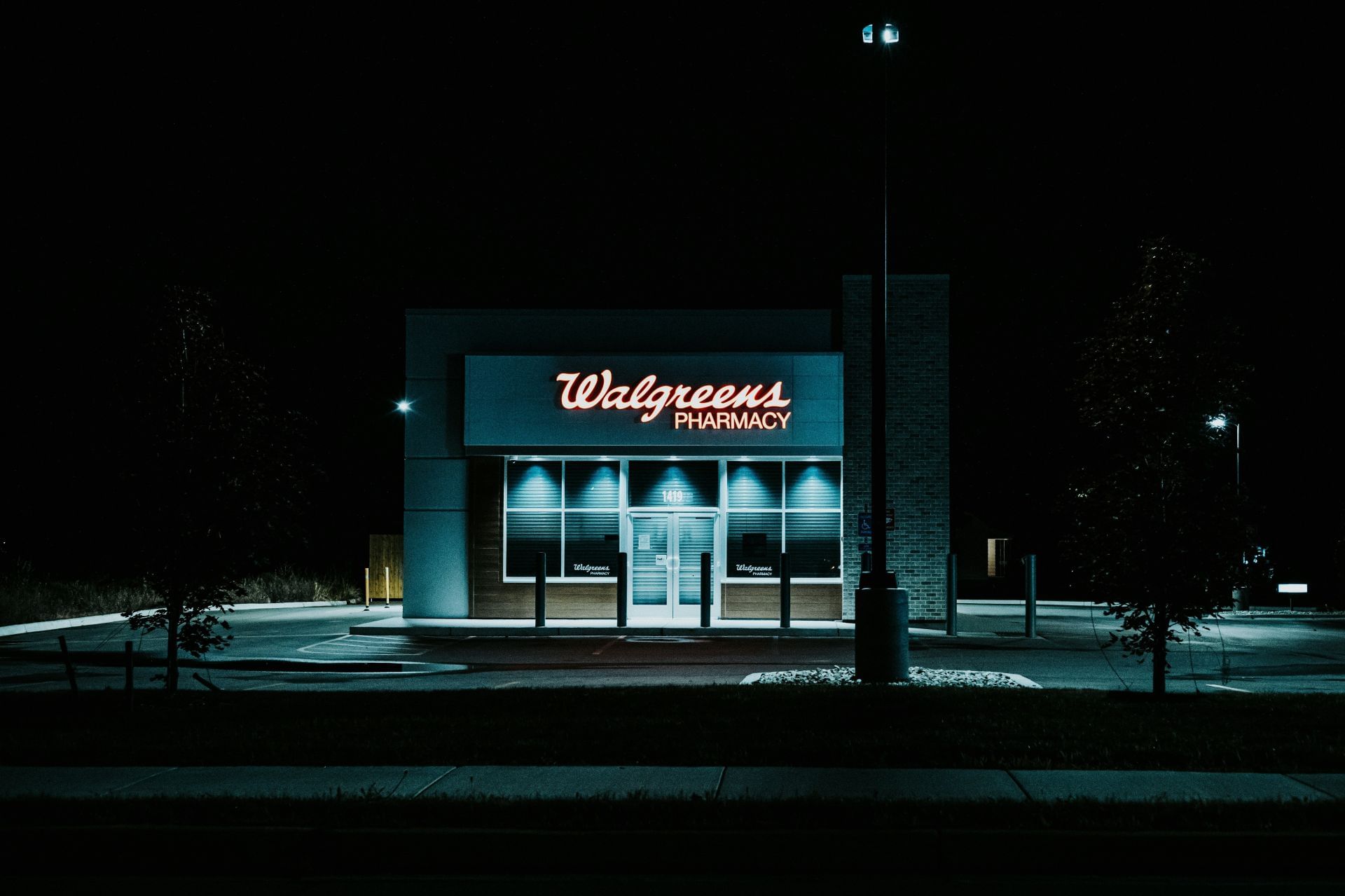 A Walgreens employee reported seeing Mathewson trying to flee (Image via Unsplash)