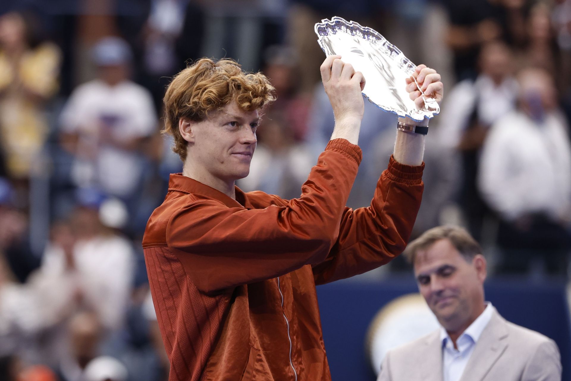 Jannik Sinner poses with US Open 2025 runner-up plate | Image Source: Getty