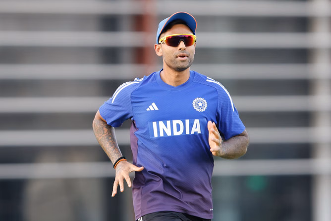 "Local boy" - Suryakumar Yadav's hilarious quip after fans cheer for teammate in Dubai ahead of 2025 Asia Cup [Watch]