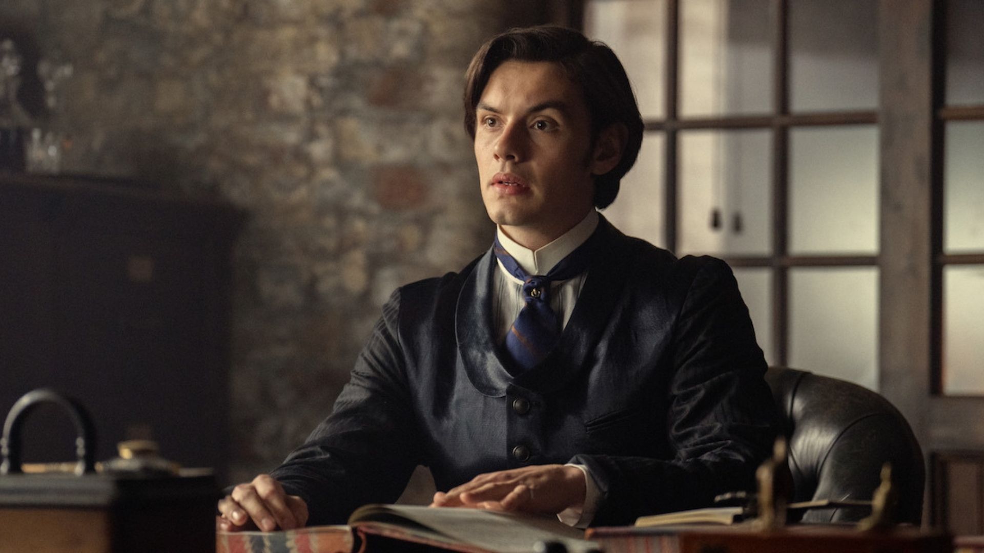Louis Partridge (Image via Netflix)