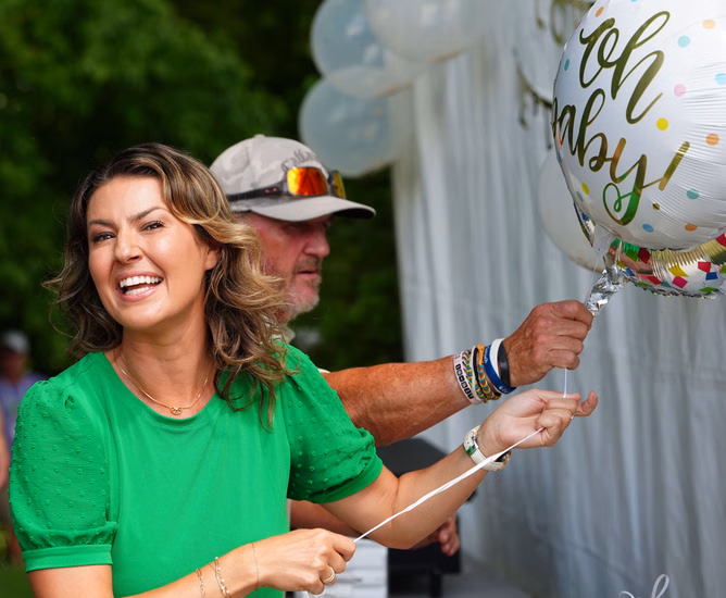 Amanda Balionis flaunts photography skills with a breathtaking 'sunset sendoff' snap