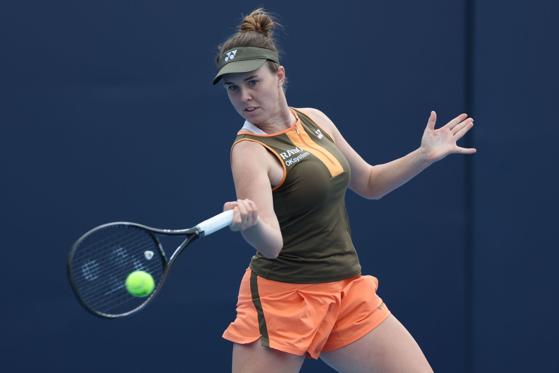 Linda Noskova hits a forehand | Image Source: Getty