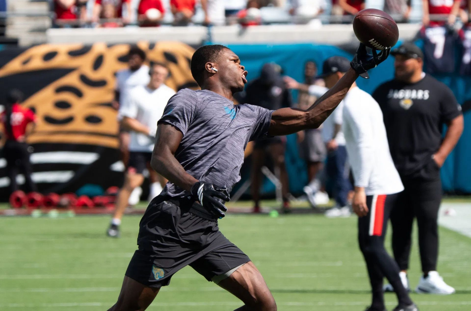 &ldquo;He bobbled it&rdquo; &ldquo;Bust all around&rdquo;: NFL fans flame Travis Hunter over one-handed catch in practice ahead of Jaguars vs. Texans game (Credit: IMAGN)