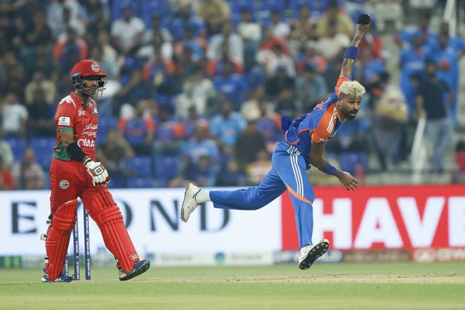"Ball was traveling" - India's fielding coach lauds Hardik Pandya for spectacular catch in IND vs OMA Asia Cup 2025 match