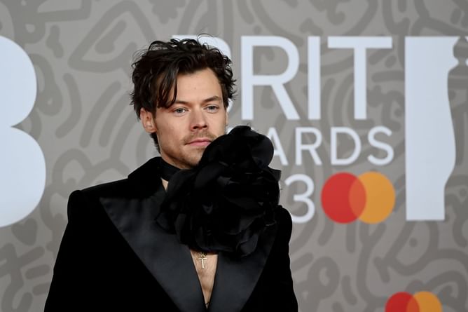 “He’s literally everywhere except at the studio”: Netizens react as Harry Styles reportedly completes the Berlin Marathon in under 3 hours