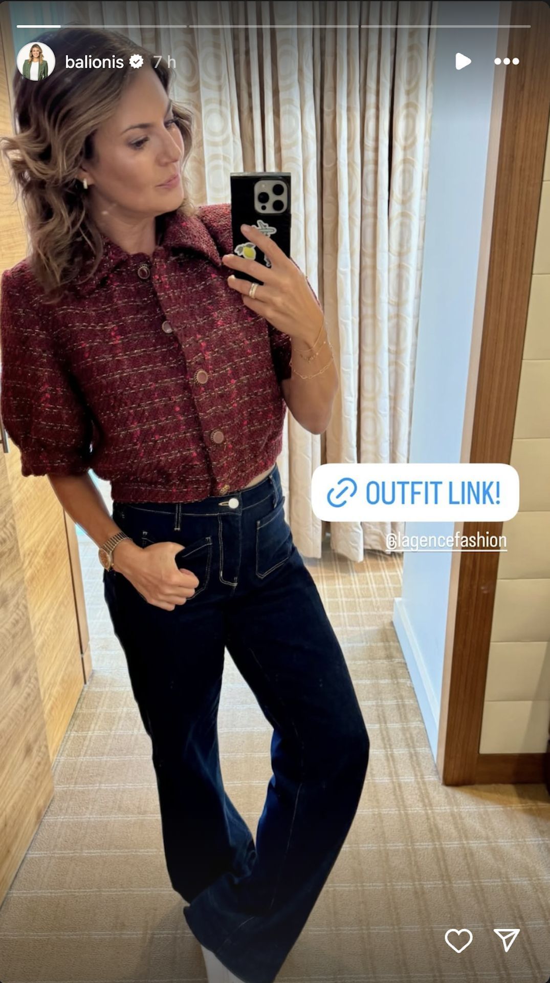 Amanda Balionis stuns in a gorgeous tweed jacket on NFL Sunday (Image via Instagram @balionis)