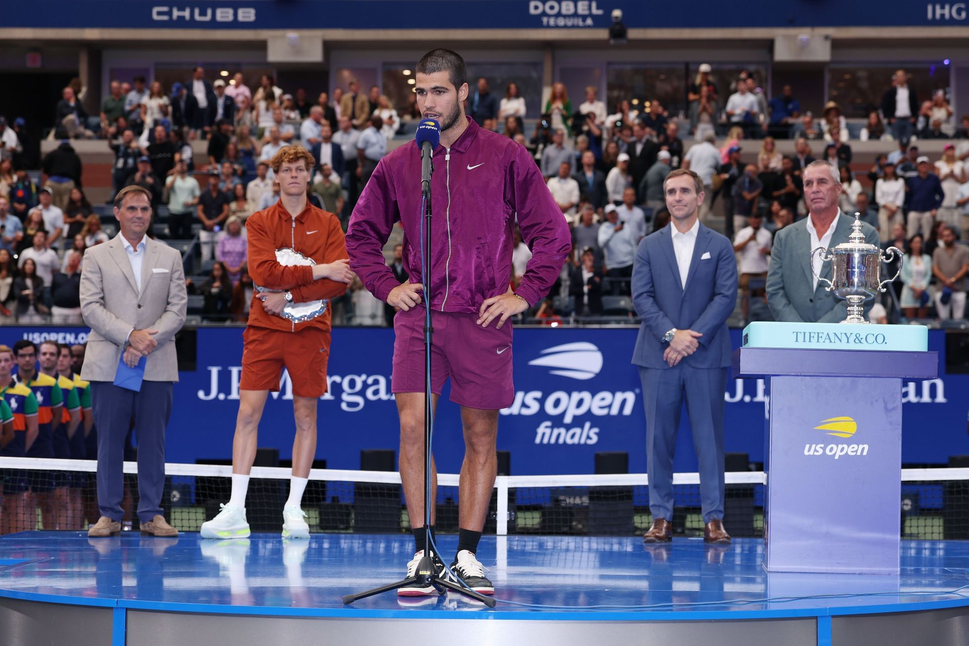 Carlos Alcaraz (center) delivers the winner&#039;s speech after clinching the 2025 US Open men&#039;s singles title (Source: Getty)