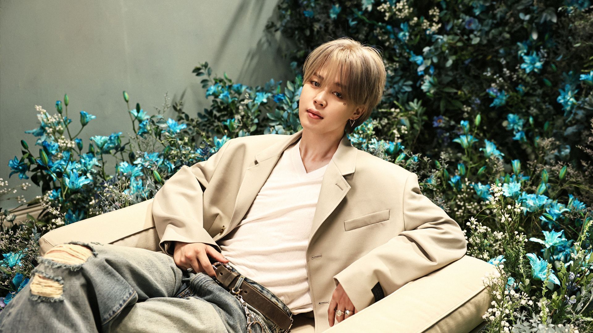 Jimin breaks an unprecedented record (Image via Weverse)
