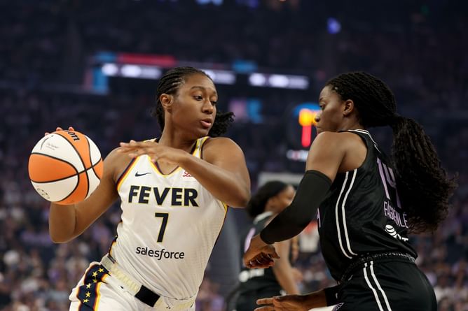 "Turn the game off type of play": Fever fans react after Temi Fagbenle fools three Indiana players with immaculate fake