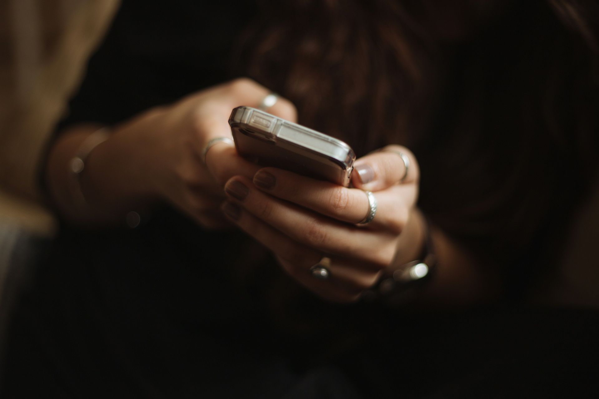 Phone records showed multiple calls between the sisters that evening (Image via Unsplash)
