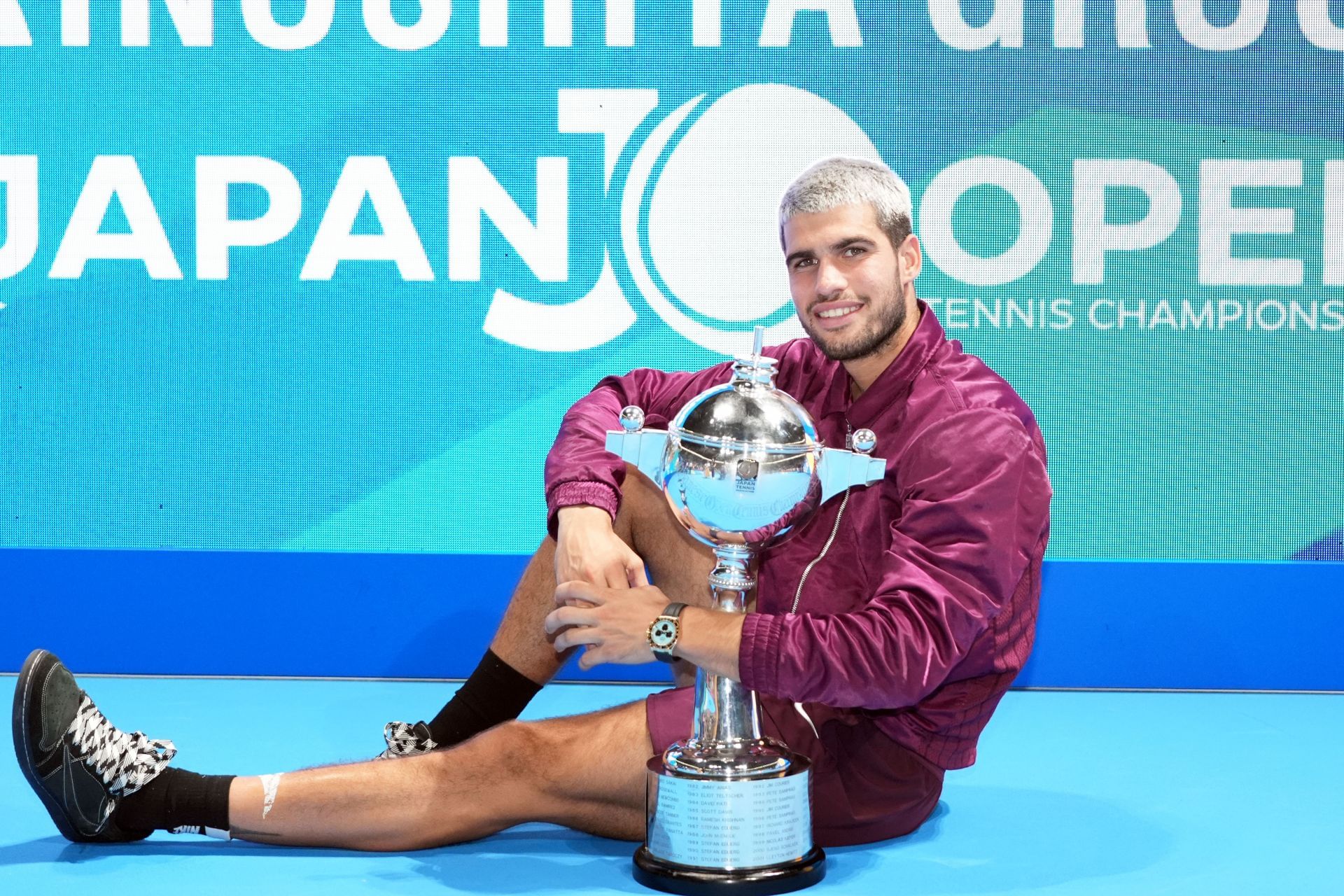Carlos Alcaraz poses with the 2025 Japan Open men&#039;s singles trophy (Source: Getty)