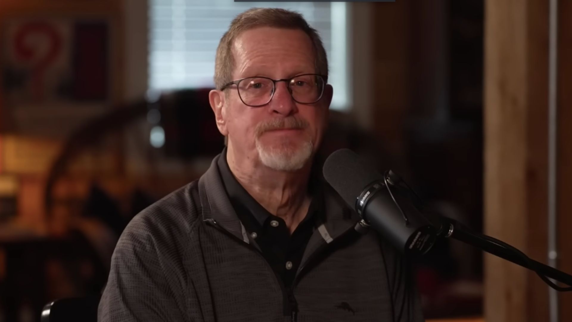 A still of Lee Strobel (Image via Youtube/@TheTuckerCarlsonShow)