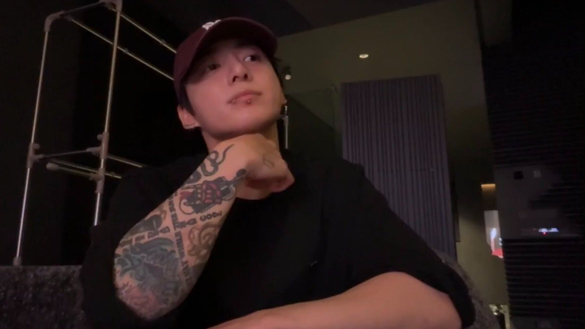 Jungkook in his Weverse live (Image via Weverse)