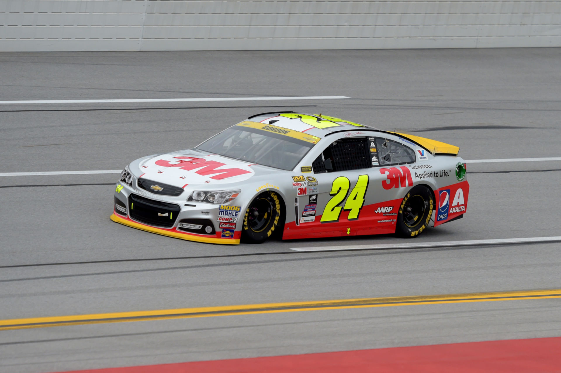 Jeff Gordon (24) leads during the Campingworld.com 500 at Talladega Superspeedway. Source: Imagn