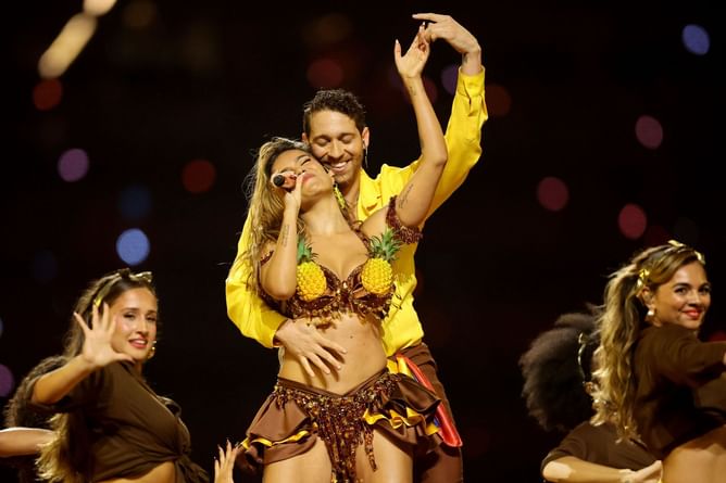 "Temu Shakira doesn’t work"; "Perfection": NFL fans divided over Karol G's halftime show performance at Chiefs-Chargers Brazil game