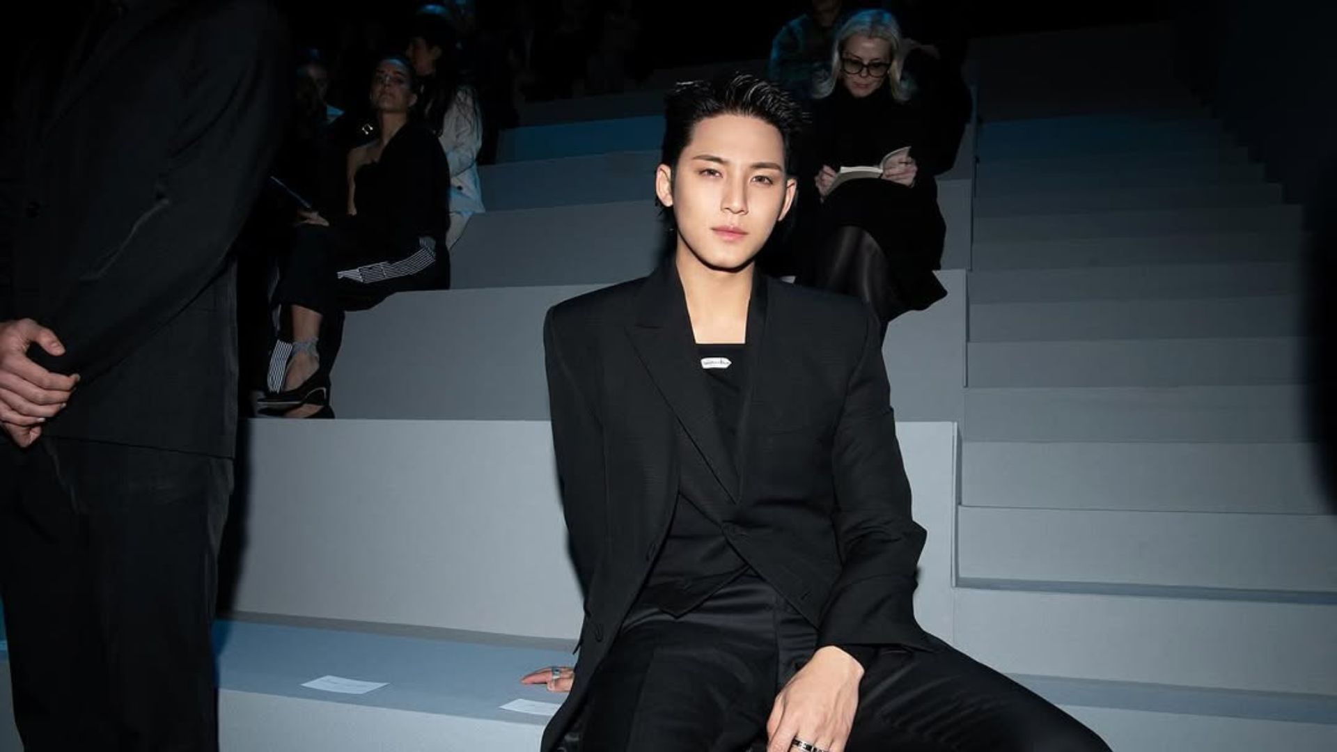 Mingyu gives a unique runway style performance (Images via Instagram/min9yu_k)