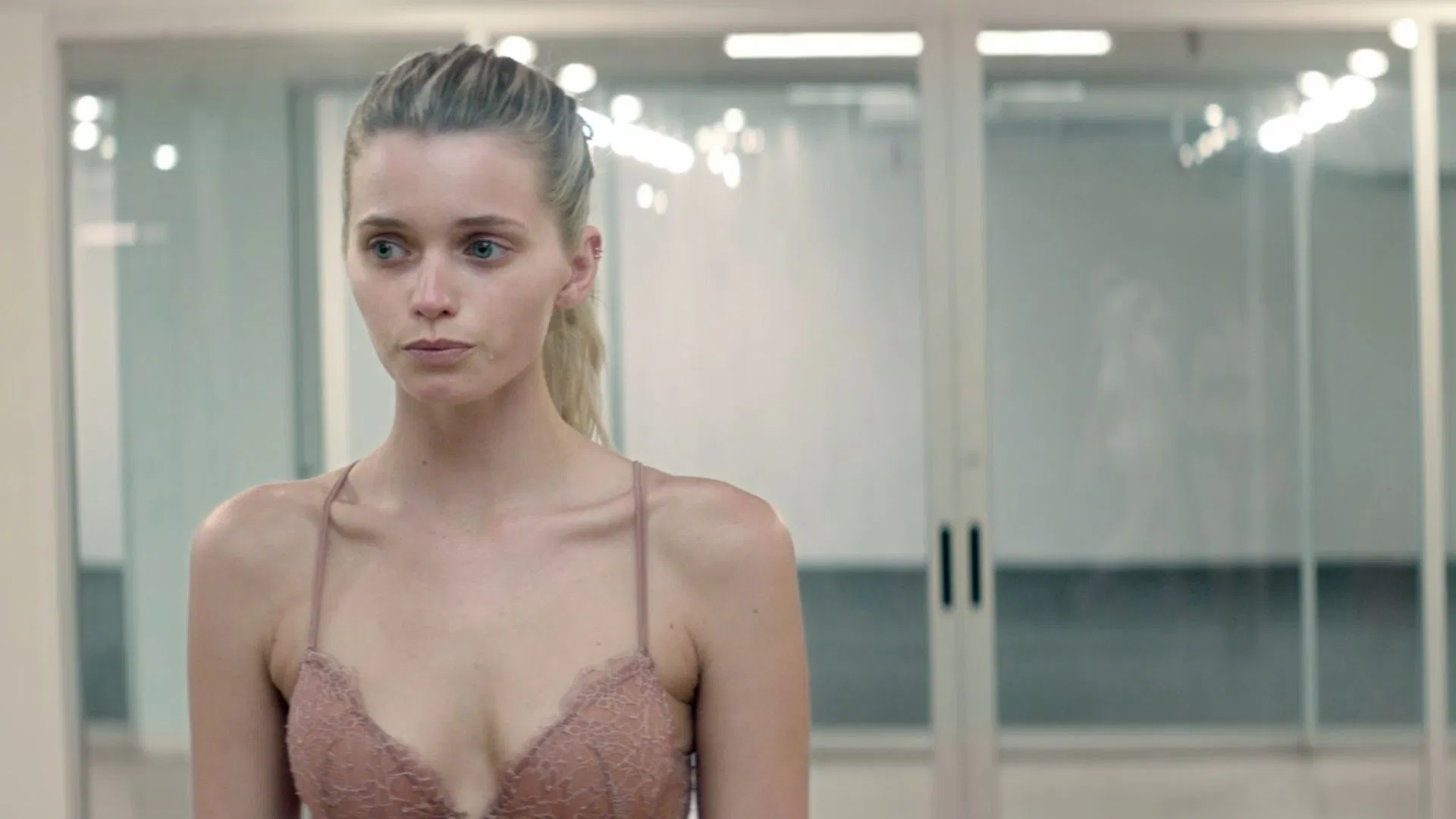 Lee as Sarah (Image via Prime Video)