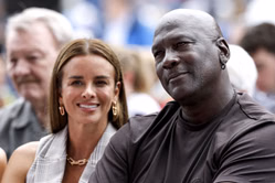 Michael Jordan and wife, Yvette Prieto, seemingly look frustrated at Cowboys-Eagles NFL season opener amid rain delay