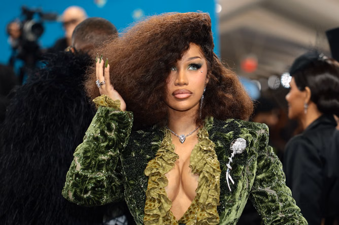 “Hustling like it’s 2008”: Netizens react to Cardi B selling her album “AM I THE DRAMA?” on the streets of New York