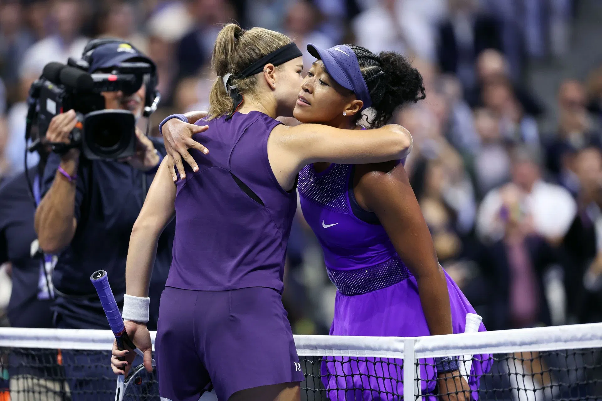 Karolina Mustova (left) and Naomi Osaka (right) embraced after the quarter -finals of the year 2025 in the United States (Source: Getty)