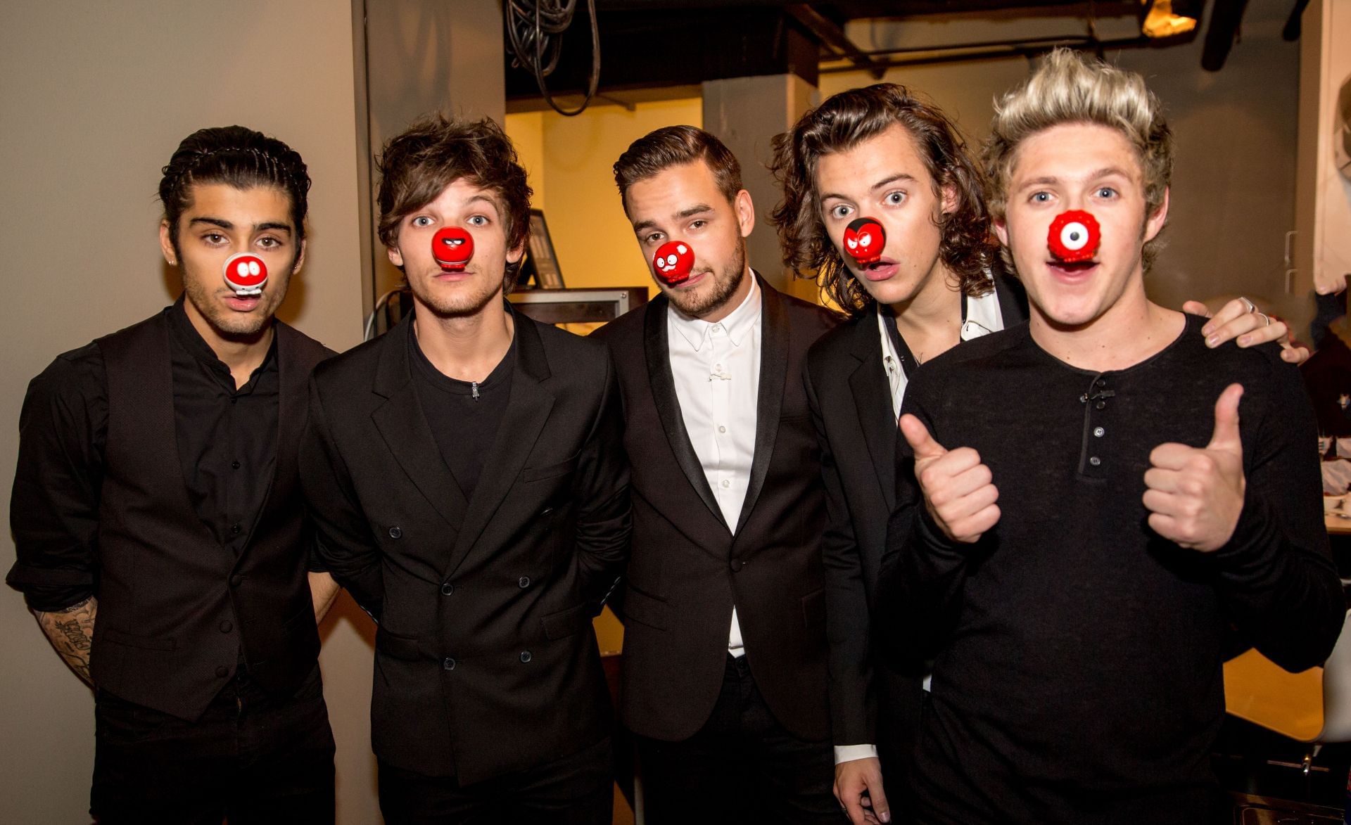 One Direction members Zayn Malik, Louis Tomlinson, Liam Payne, Harry Styles, and Niall Horan posing on Red Nose Day 2015 (Image via Getty)