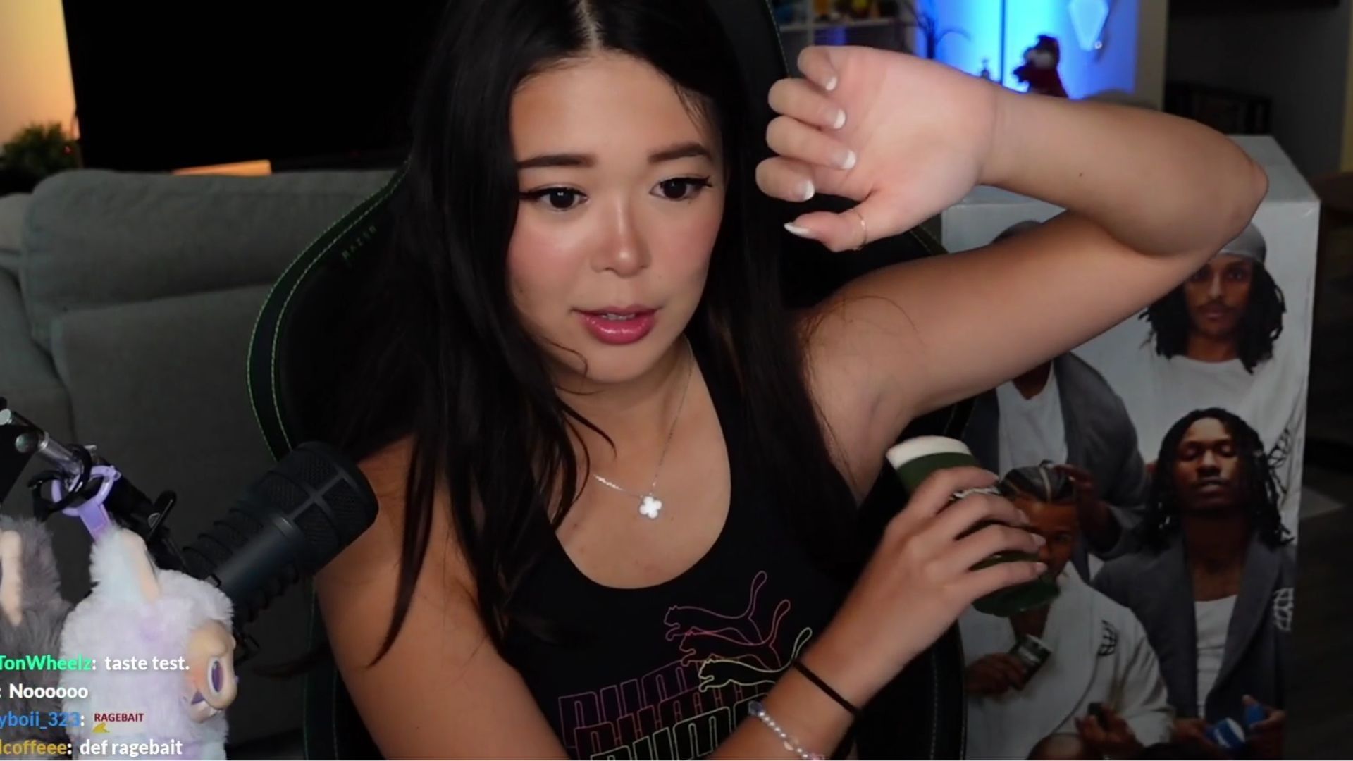 ExtraEmily defends her odor (Image via ExtraEmily/Twitch)