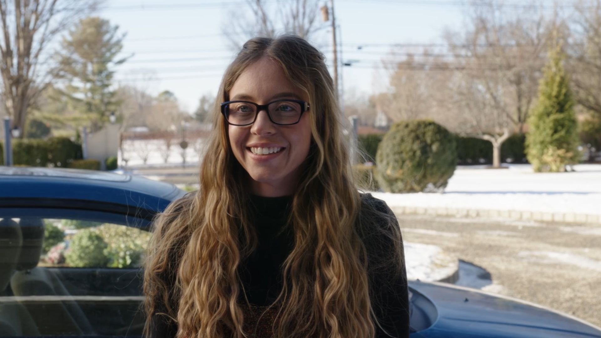 Sydney Sweeney as Millie Calloway arrives at the Winchester home in The Housemaid trailer, marking the beginning of her new role. (Image via Lionsgate)