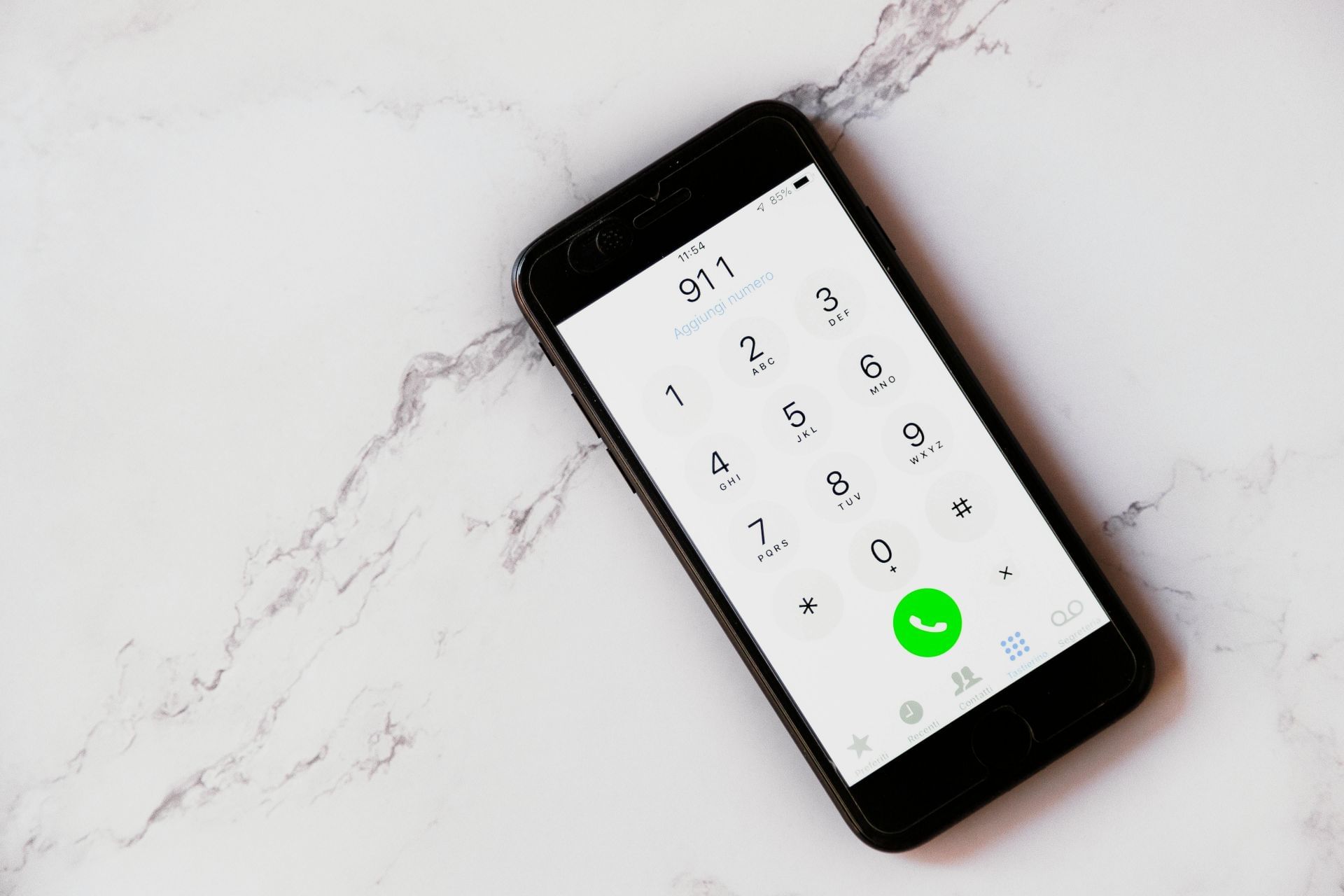 Multiple 911 reports alleged stops by a man and woman posing as officers (Image via Pexels).