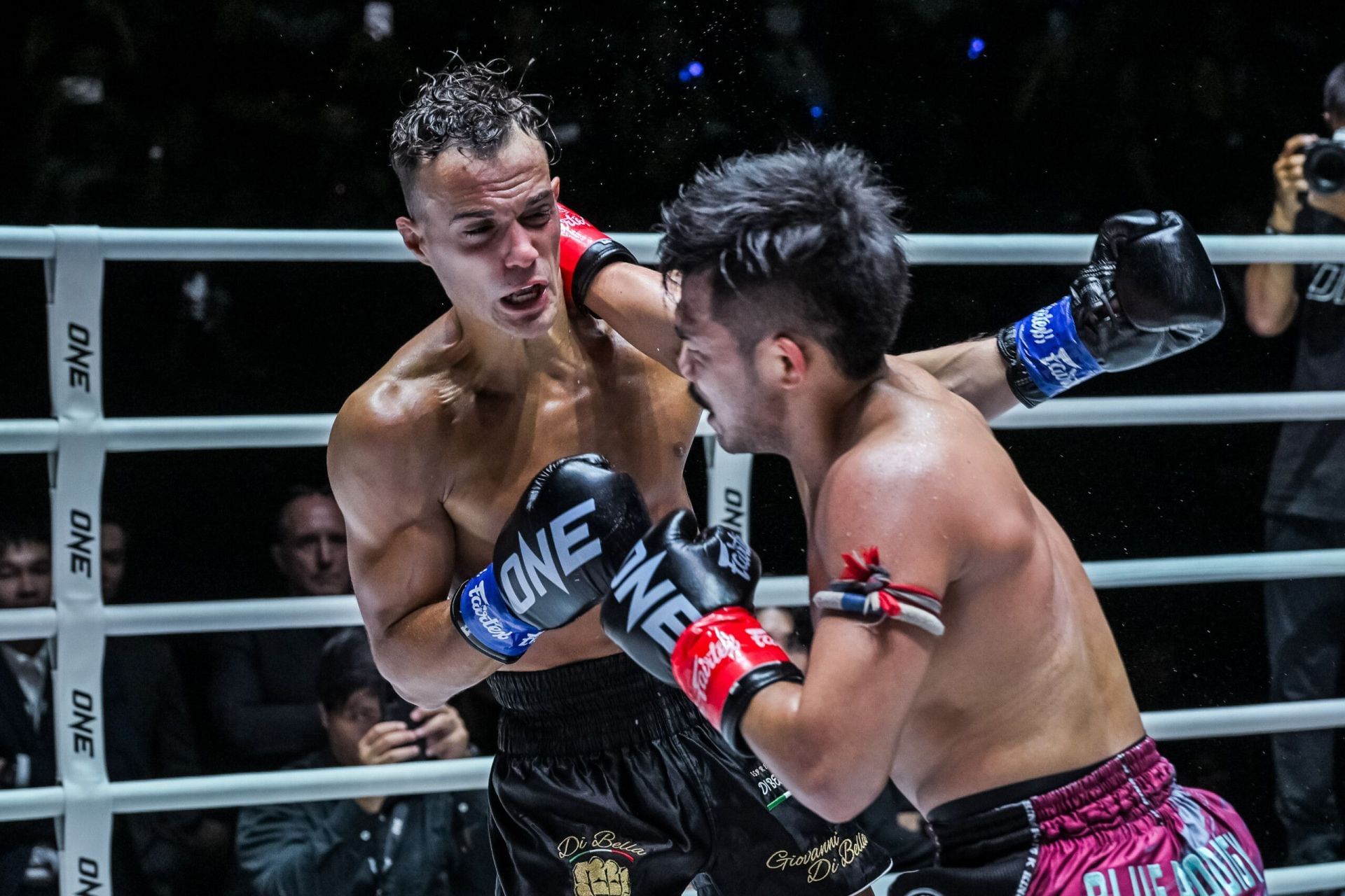 Jonathan Di Bella (L) vs Prajanchai (R) | Image by ONE Championship