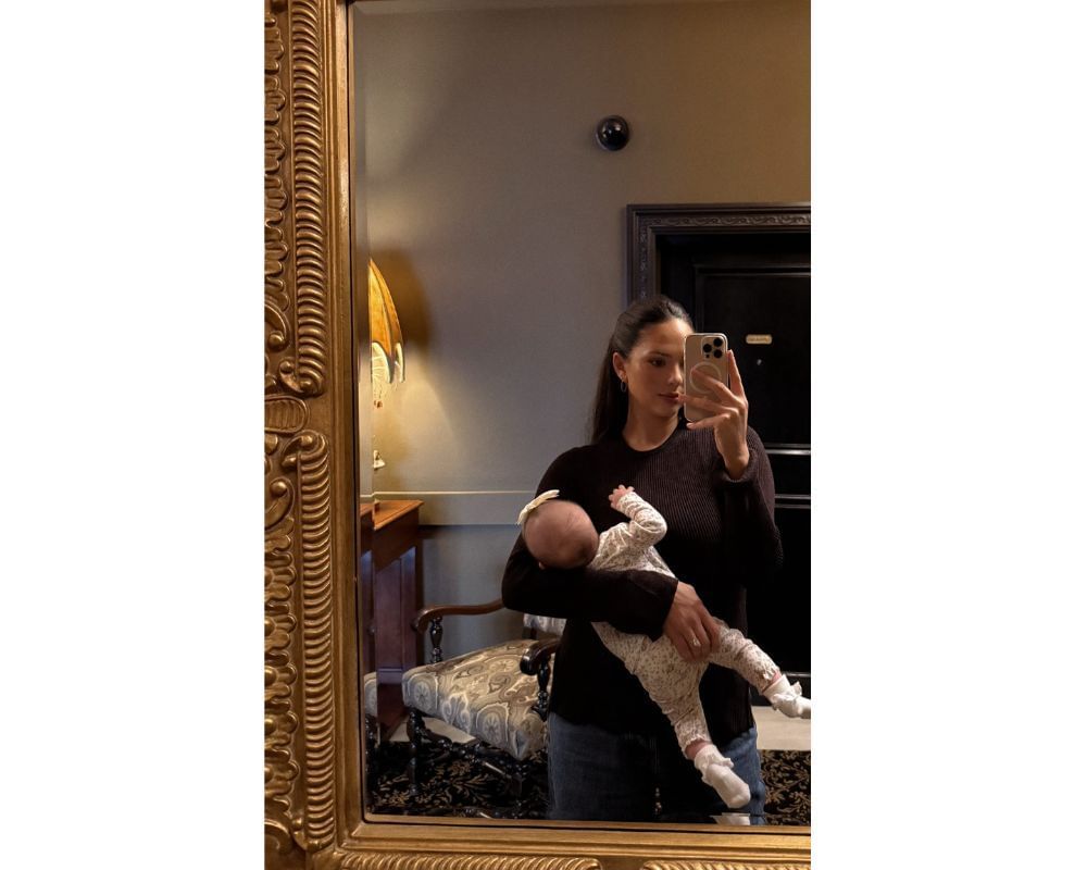 Jared Goff&rsquo;s wife Christen Harper shows rocks cozy knit sweater fit in mirror selfie with daughter Romy[IG/@christengoff]