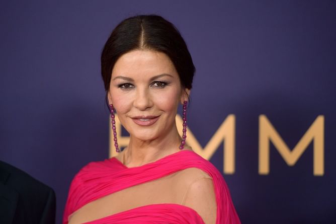 “Went from innocent to weird AF real quick”- Netizens slam Catherine Zeta-Jones after she recalls encounter with underage fanboy