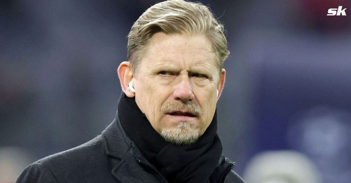 Former Arsenal star criticizes former Manchester United goalkeeper 