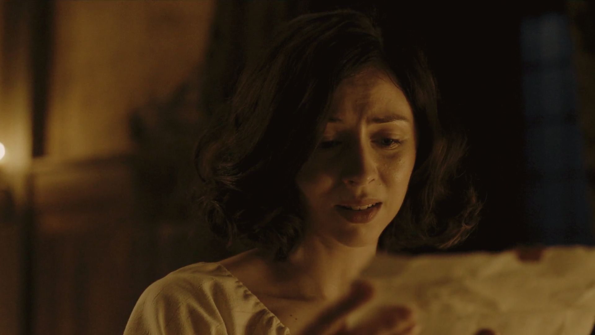 Julia finds Henry&#039;s letter (Image via Starz)