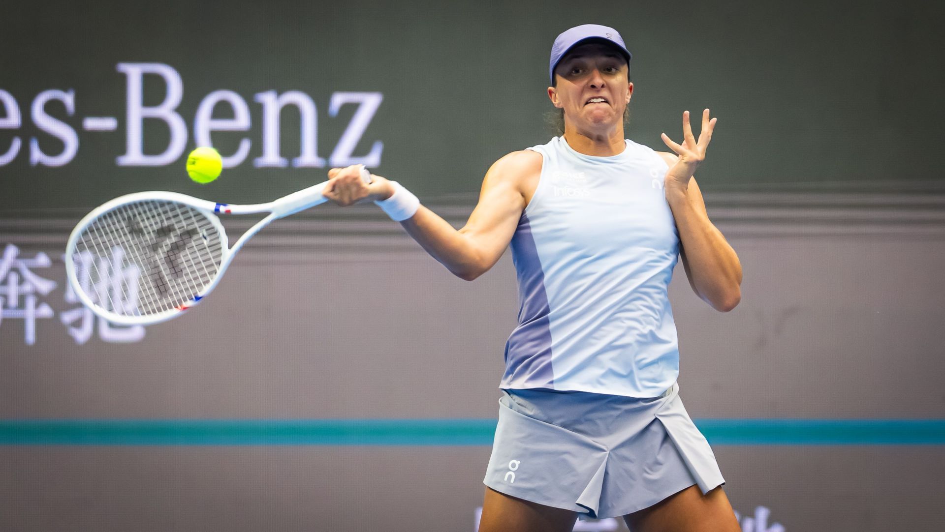 2023 champion Swiatek hits a forehand at China Open | Image Source: Getty