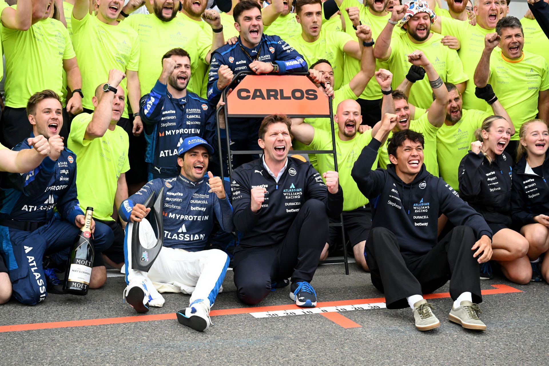 Carlos Sainz, James Vowles, and Alexander Albon and the Williams team celebrate during the F1 Grand Prix of Azerbaijan - Source: Getty