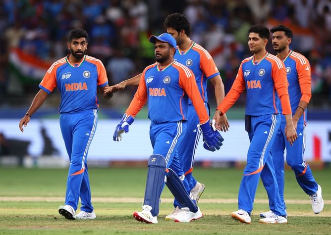 “I would give him 7/10” - Sanjay Bangar’s massive statement on star bowler after IND vs PAK Asia Cup 2025 match