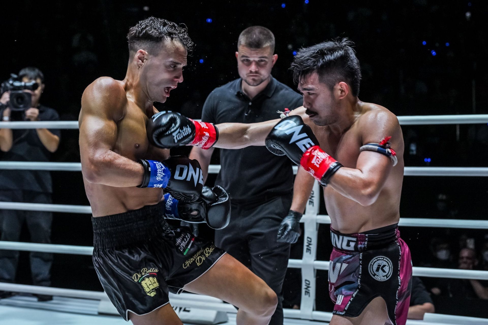 Jonathan Di Bella (L) vs Prajanchai (R) | Image credit: ONE Championship