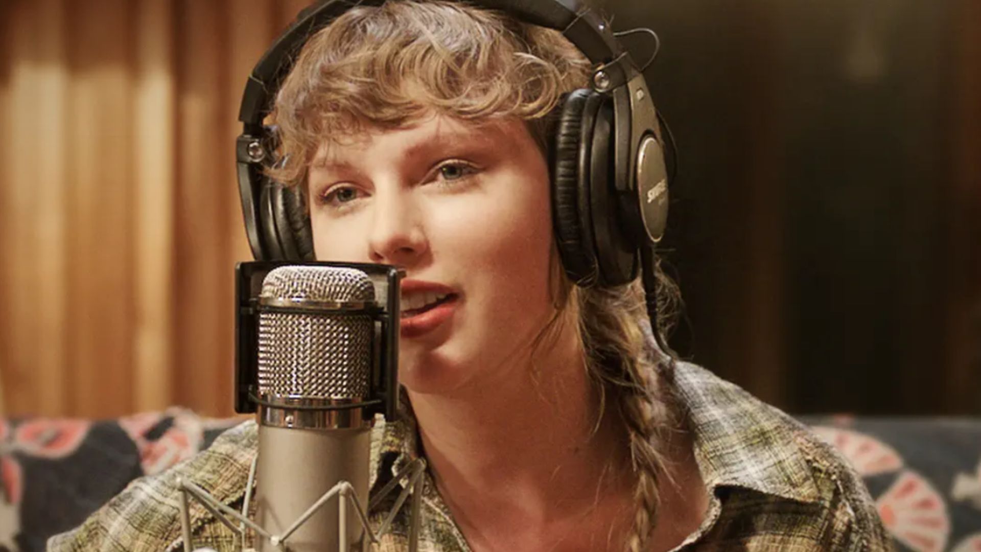 Folklore: The Long Pond Studio Sessions (2020) is a documentary concert film (Image via Apple TV+)