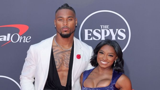 Simone Biles garners 4-word reaction from Jonathan Owens as Olympian rocks all-denim mini skirt coord set for Bears vs. Cowboys game