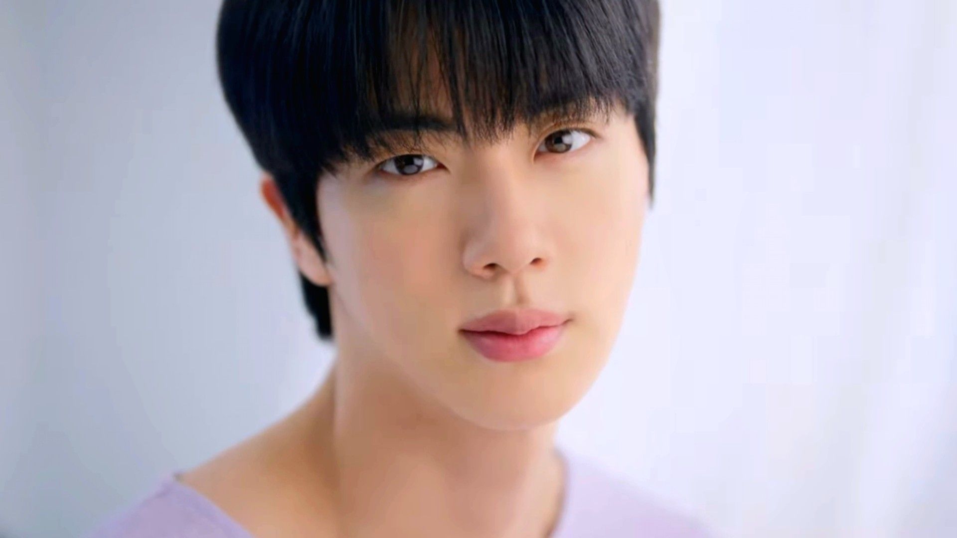 The BTS member in the CF (Image via YouTube/@mandomlucido-l1804)