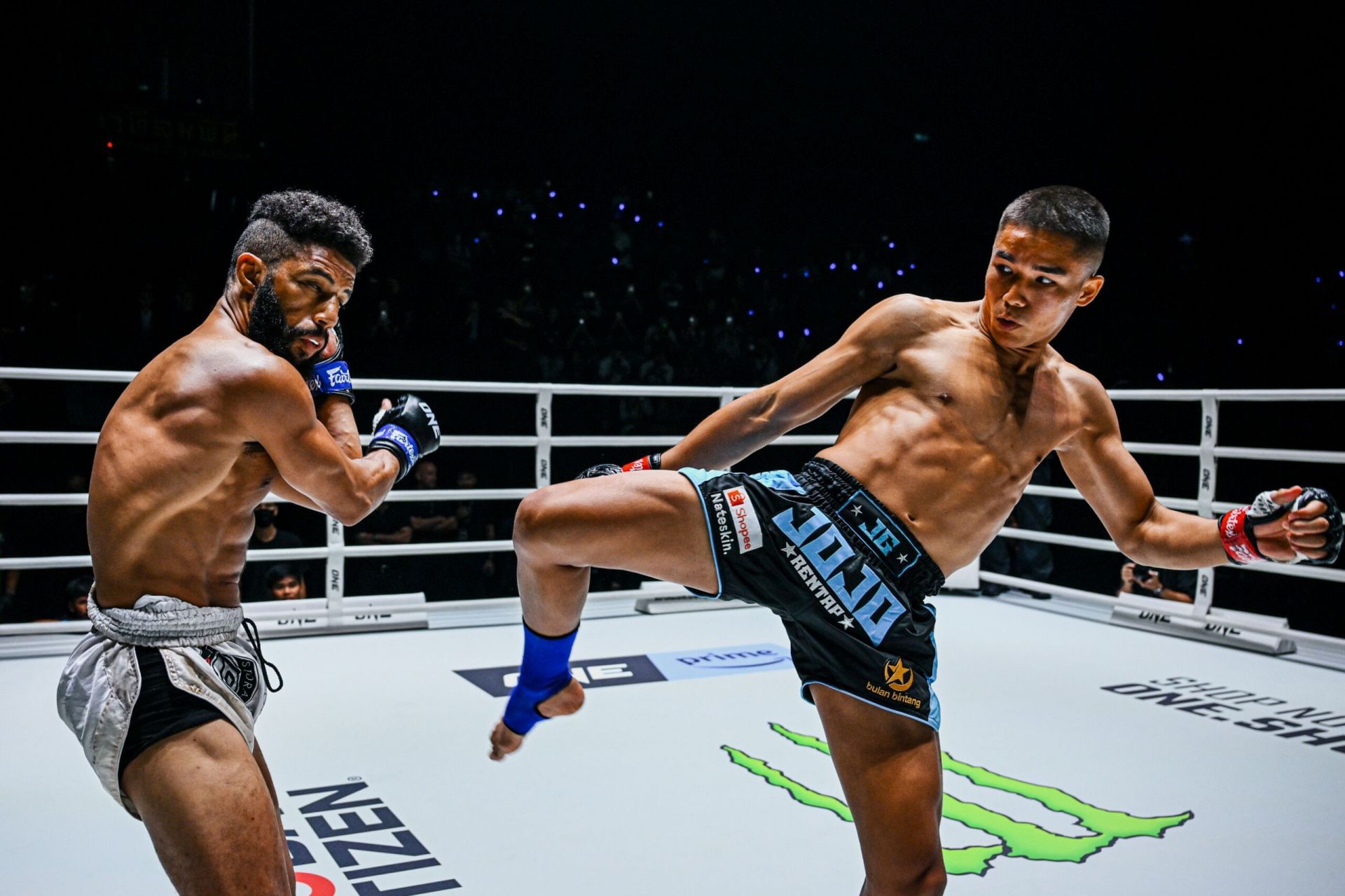 Johan Ghazali (R) kicks Zakari El Jamari | Photo by ONE Championship