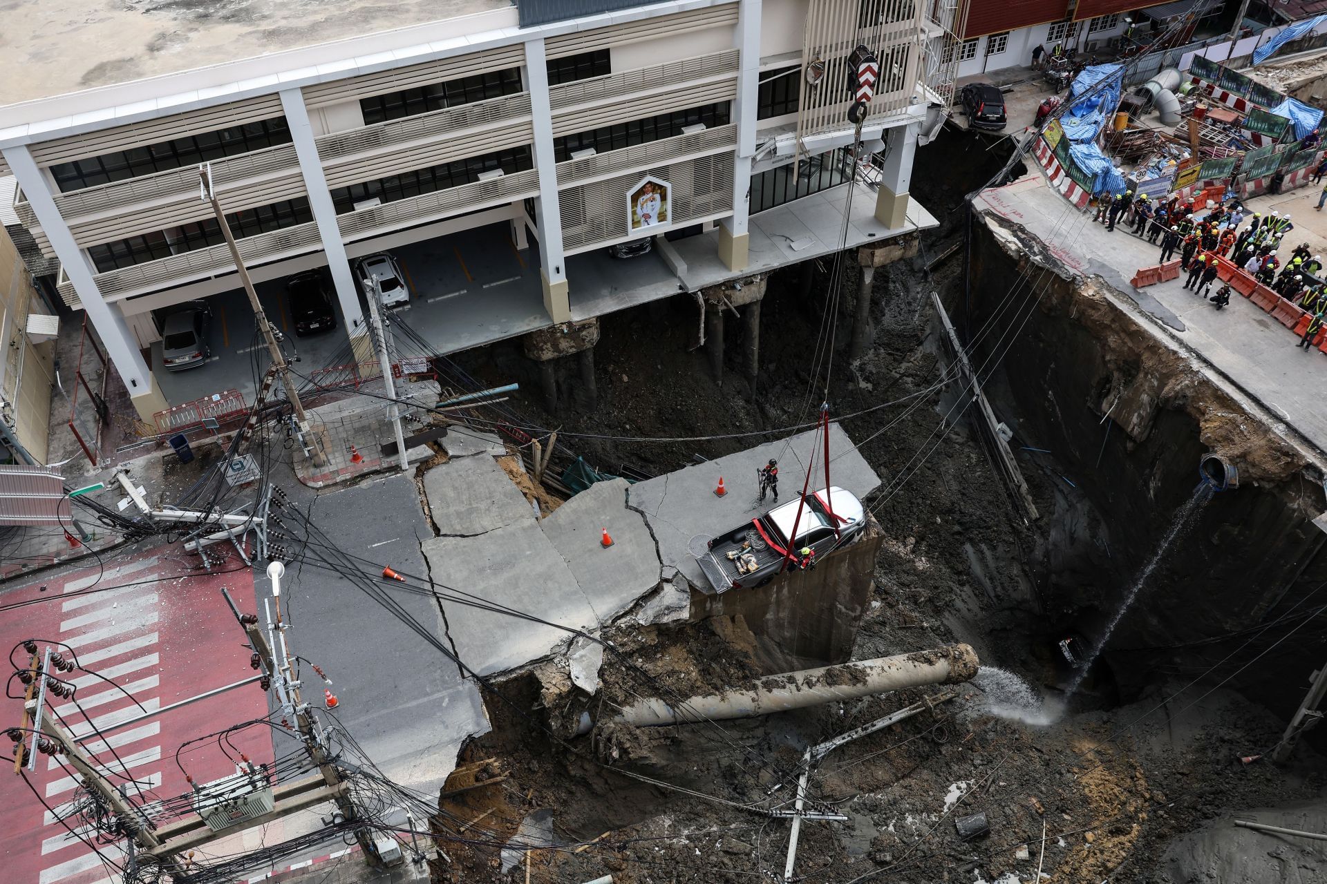 Massive sinkhole near Bangkok hospital halts traffic, cuts utilities - Source: Getty