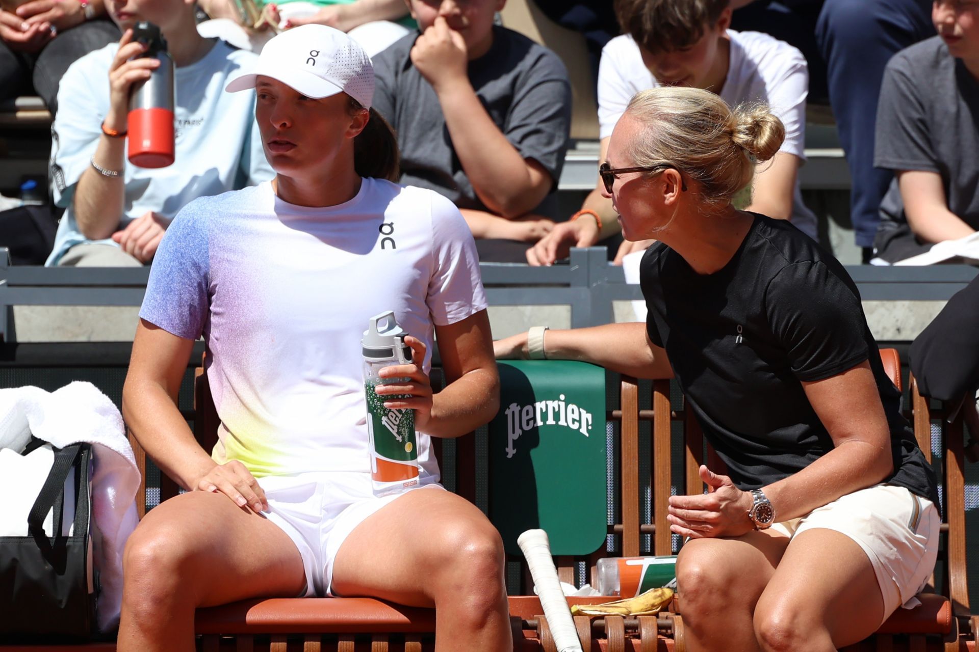 Daria Abramowicz (right) talks to Iga Swiatek (left) during a practice session at the 2025 French Open (Source: Getty)